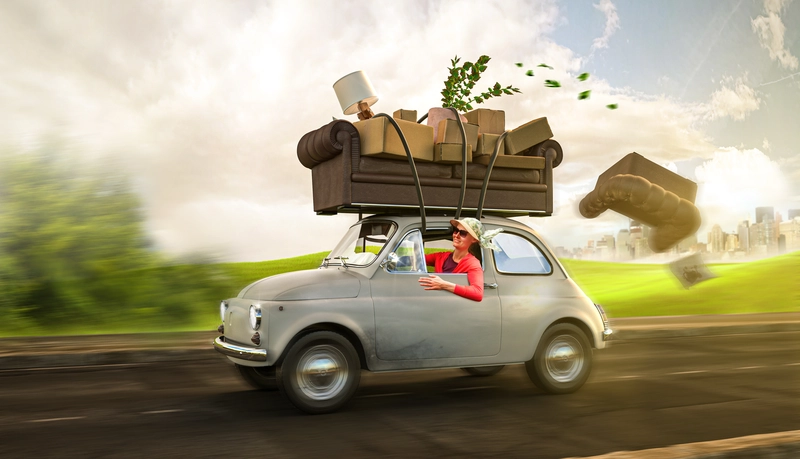 ZOLL-DIREKT - Neutrale Verzollungsagentur - Eine Person, die ein Sofa im Auto trägt
